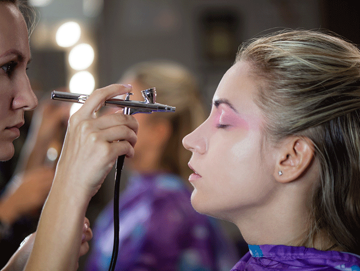 آرایش ایربراش (Airbrush) در این سبک، مواد آرایشی با دستگاه مخصوص روی پوست پاشیده میشوند تا پوششی سبک و یکنواخت ایجاد شود. این مدل برای عکاسی و مراسم عروسی کاربرد زیادی دارد و باعث میشود آرایش شما در تمام طول روز ثابت بماند.