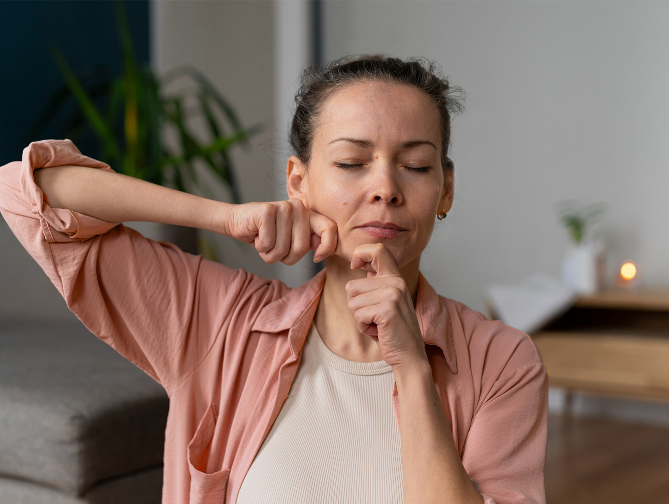 زن در حال انجام ماساژ و یوگای صورت برای بهبود گردش خون و کاهش پف صورت