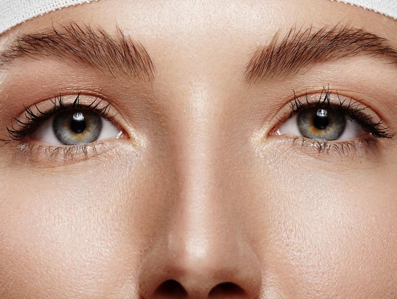 نمای نزدیک از تارهای مژه برای نمایش ضخامت و سلامت آنها