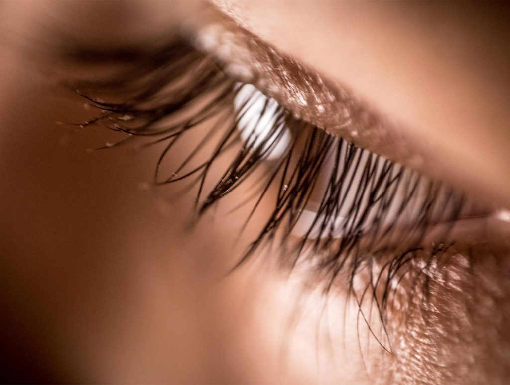 نمای نزدیک از مژههای سالم و طبیعی بدون آرایش