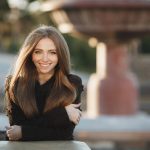 زن جوان با پوست سالم و شاداب در فضای باز و نور طبیعی