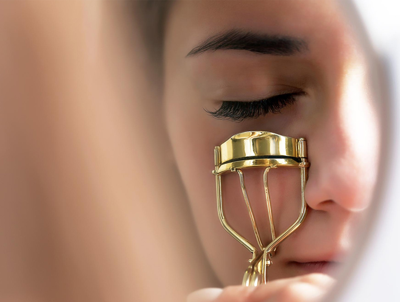 فرمژه زدن برای حالتدهی به مژه پیش از آرایش